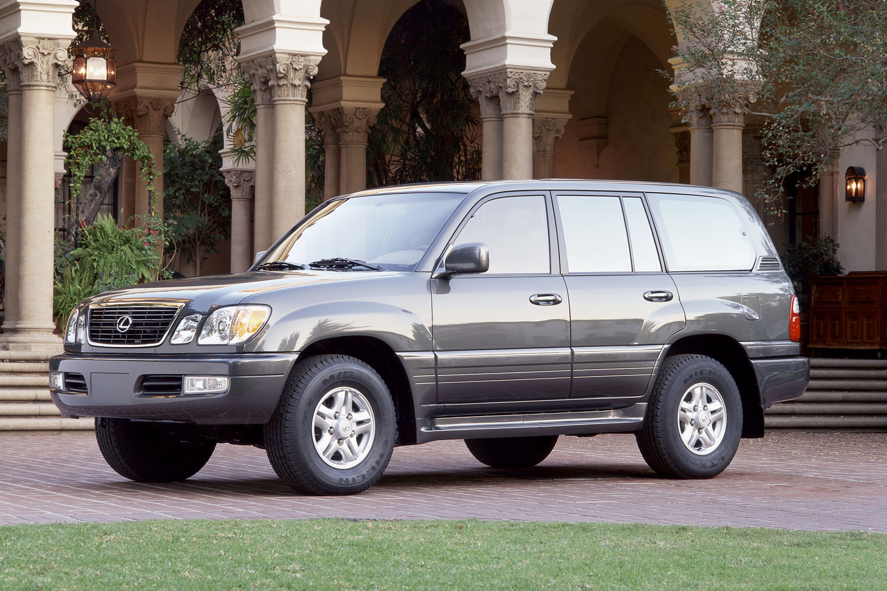 TOYOTA レクサス 写真集「Lexus」Brian Long 著 2001年 TOYOTA レクサス 写真集「Lexus」Brian Long 著 2001年 - メルカリ